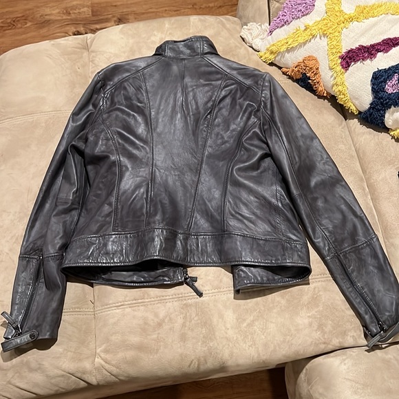 I am selling a black river leather jacket in size large and color in gray